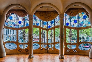 En la carretera en España 5: Experimente la Barcelona de Gaudí - Van Dam Estates