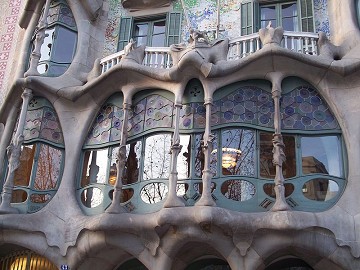 En la carretera en España 5: Experimente la Barcelona de Gaudí - Van Dam Estates