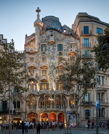 En la carretera en España 5: Experimente la Barcelona de Gaudí - Van Dam Estates