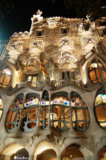 En la carretera en España 5: Experimente la Barcelona de Gaudí - Van Dam Estates