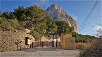 Trotzen Sie dem Calpe Rock für schöne Aussichten - Van Dam Estates