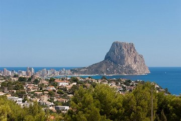 Trotzen Sie dem Calpe Rock für schöne Aussichten - Van Dam Estates