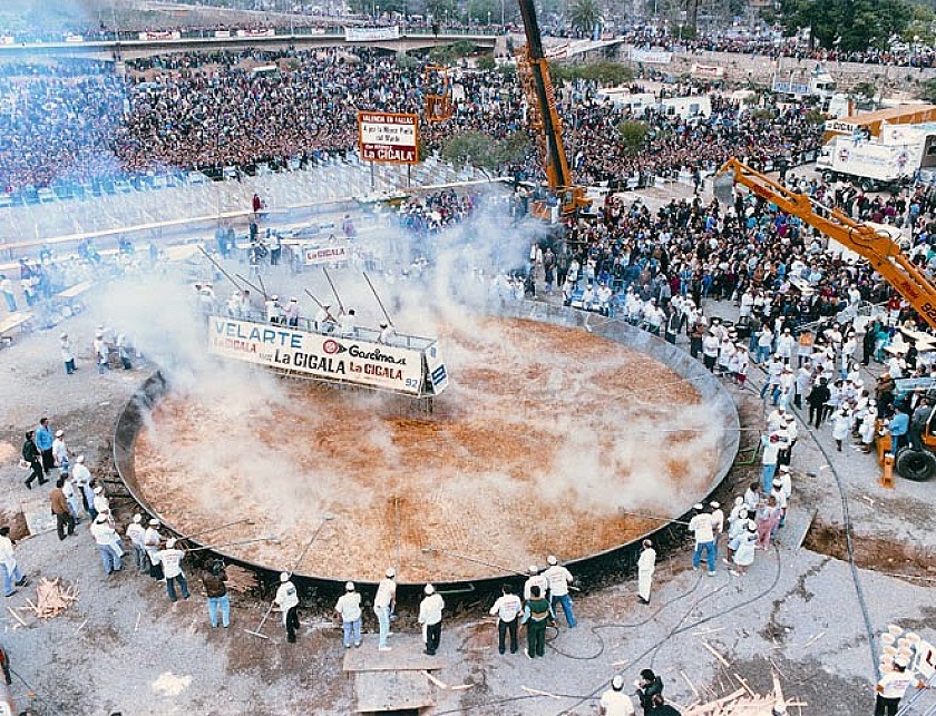 The world's largest paella, good for 110.000 portions - Van Dam Estates