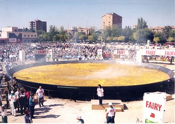 The world's largest paella, good for 110.000 portions - Van Dam Estates