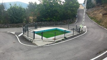 Spanish roundabouts: bizarre, stupid and funny - Van Dam Estates