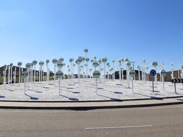 Spanish roundabouts: bizarre, stupid and funny - Van Dam Estates