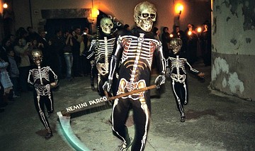 Frieda revolotea para bailar con esqueletos - Van Dam Estates