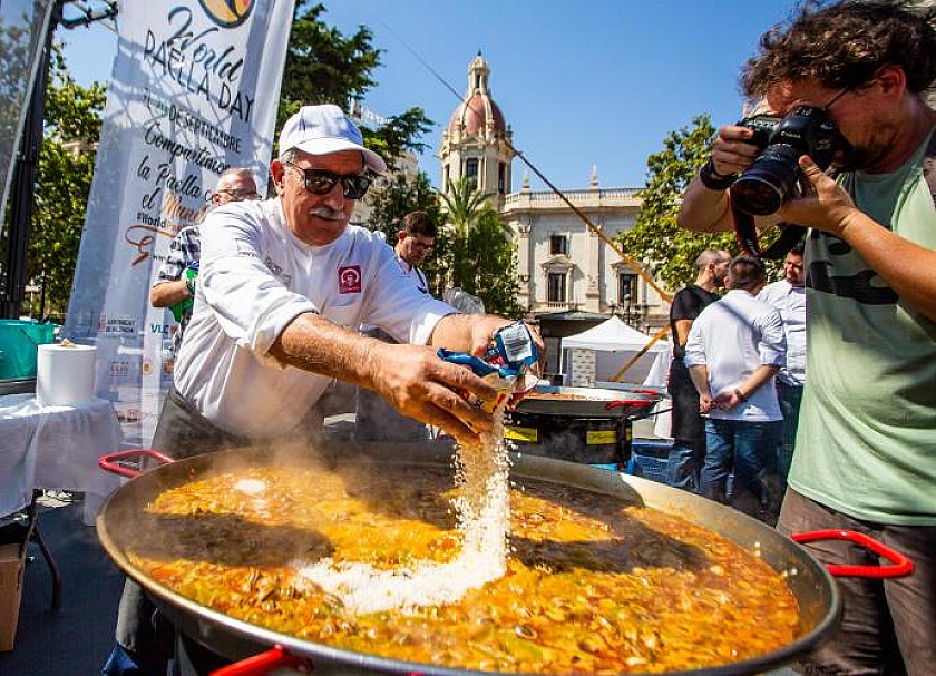 Giant paella pans - Van Dam Estates