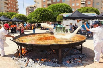 Giant paella pans - Van Dam Estates