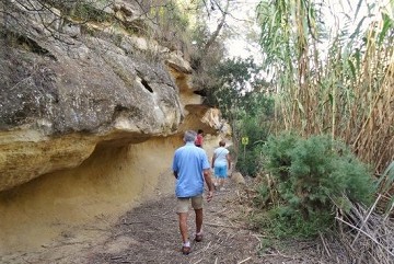 Auf gezackten Sandfelsen spazieren gehen - Van Dam Estates