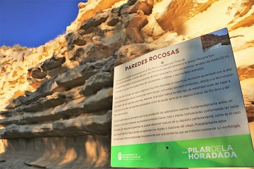 Caminando por rocas de arena irregulares - Van Dam Estates