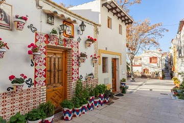 In the shadow of Santa Barbara Castle - Van Dam Estates