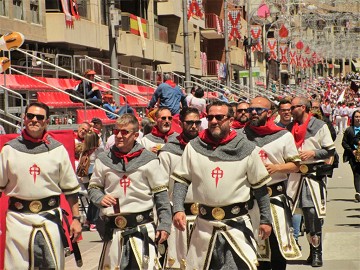 Seltsame Feste 2: Laufen mit 'Weinpferden' in Caravaca - Van Dam Estates