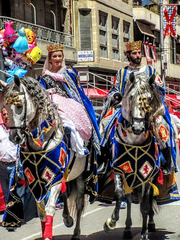 Seltsame Feste 2: Laufen mit 'Weinpferden' in Caravaca - Van Dam Estates