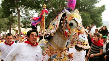 Seltsame Feste 2: Laufen mit 'Weinpferden' in Caravaca - Van Dam Estates