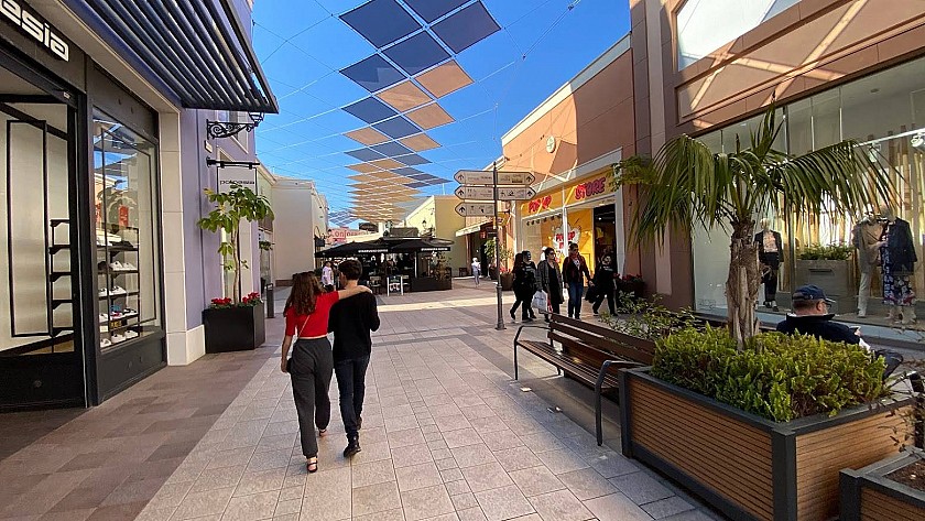 Der La Zenia Boulevard bietet Einkaufsmöglichkeiten mit Extras - Van Dam Estates