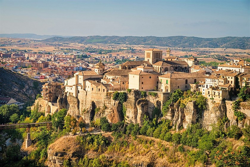 En la carretera de España 2: casas colgadas de Cuenca - Van Dam Estates