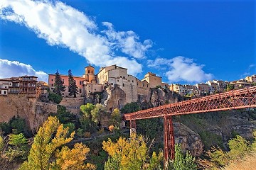 En la carretera de España 2: casas colgadas de Cuenca - Van Dam Estates