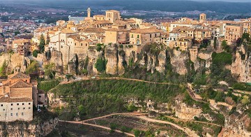 En la carretera de España 2: casas colgadas de Cuenca - Van Dam Estates