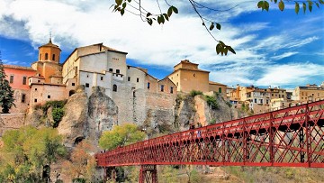 En la carretera de España 2: casas colgadas de Cuenca - Van Dam Estates