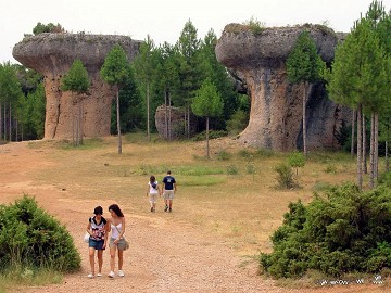 En la carretera de España 2: casas colgadas de Cuenca - Van Dam Estates