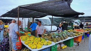 Mercados dominicales más grandes y diferentes - Van Dam Estates