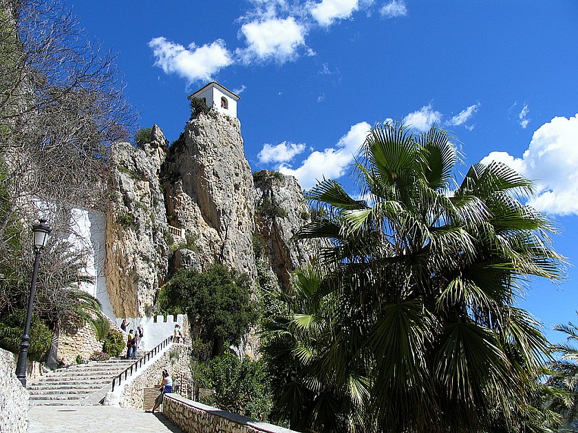 En uit de rotsen verrees het dorp Guadalest - Van Dam Estates