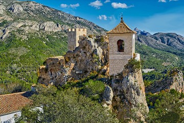 Und von den Felsen erhob sich das Dorf Guadalest - Van Dam Estates