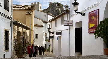 And from the rocks rose the village of Guadalest - Van Dam Estates