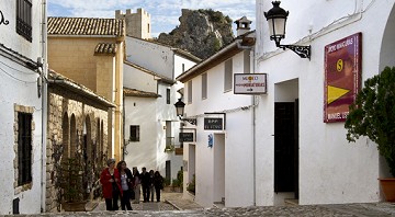 Und von den Felsen erhob sich das Dorf Guadalest - Van Dam Estates