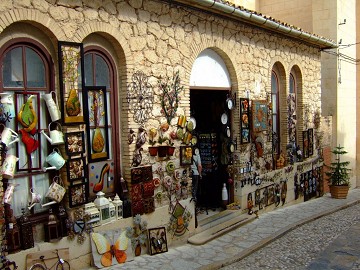 Y de las rocas se levantó el pueblo de Guadalest - Van Dam Estates