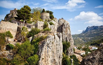 En uit de rotsen verrees het dorp Guadalest - Van Dam Estates