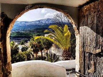 And from the rocks rose the village of Guadalest - Van Dam Estates