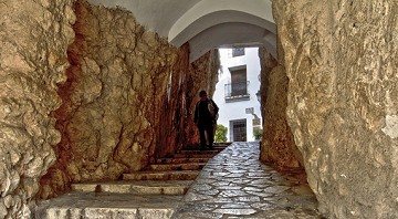 Und von den Felsen erhob sich das Dorf Guadalest - Van Dam Estates