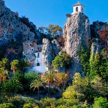 Und von den Felsen erhob sich das Dorf Guadalest - Van Dam Estates