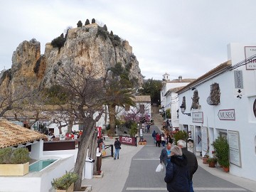 Und von den Felsen erhob sich das Dorf Guadalest - Van Dam Estates