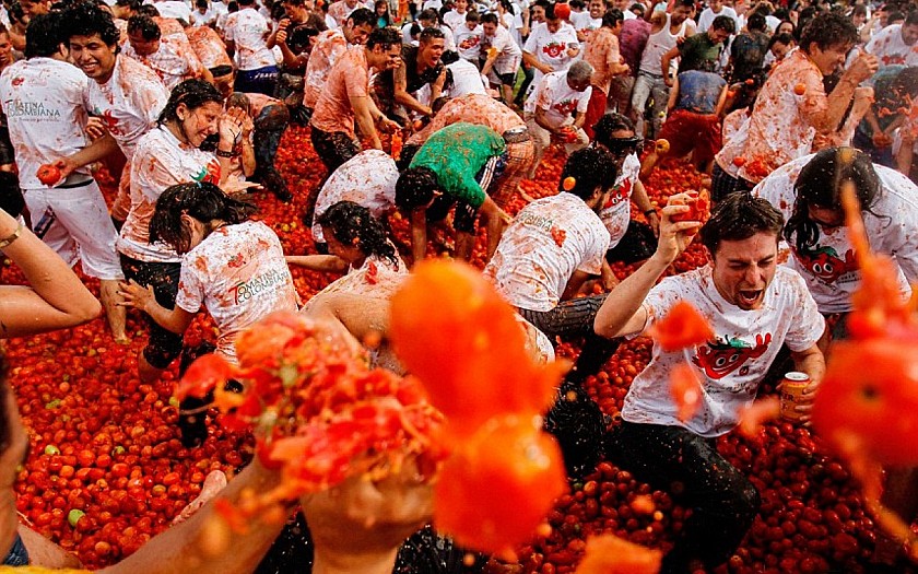 Extrañas celebraciones 4: Guerra del tomate en Buñol - Van Dam Estates