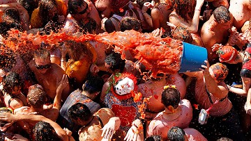 Strange Celebrations 4: Tomato War in Buñol - Van Dam Estates