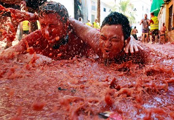 Vreemde feesten 4: Tomatenoorlog in Buñol - Van Dam Estates