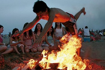 Hogueras de Alicante: una mezcla de tradiciones - Van Dam Estates