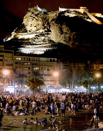 Hogueras de Alicante: una mezcla de tradiciones - Van Dam Estates