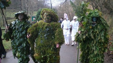 Vreemde feesten 5: Berenjacht in potsierlijke pakken - Van Dam Estates