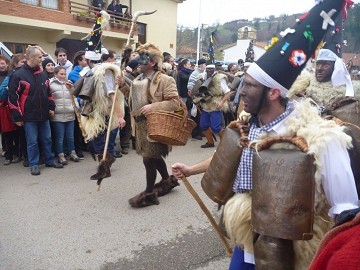 Strange parties 5: Bear hunting in grotesque suits - Van Dam Estates