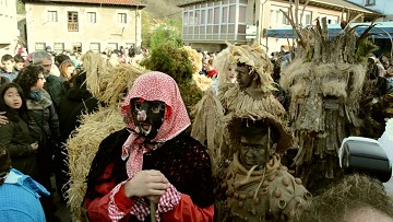 Strange Parties 5: Caza de osos con trajes grotescos - Van Dam Estates