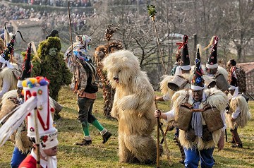 Strange parties 5: Bear hunting in grotesque suits - Van Dam Estates