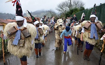 Strange parties 5: Bear hunting in grotesque suits - Van Dam Estates