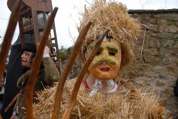 Vreemde feesten 5: Berenjacht in potsierlijke pakken - Van Dam Estates