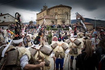 Vreemde feesten 5: Berenjacht in potsierlijke pakken - Van Dam Estates