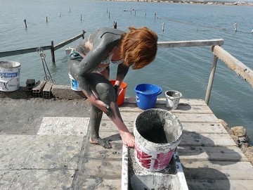 El efecto curativo de los baños de barro del Mar Menor - Van Dam Estates