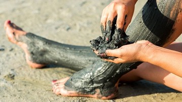 The healing effect of Mar Menor's mud baths - Van Dam Estates